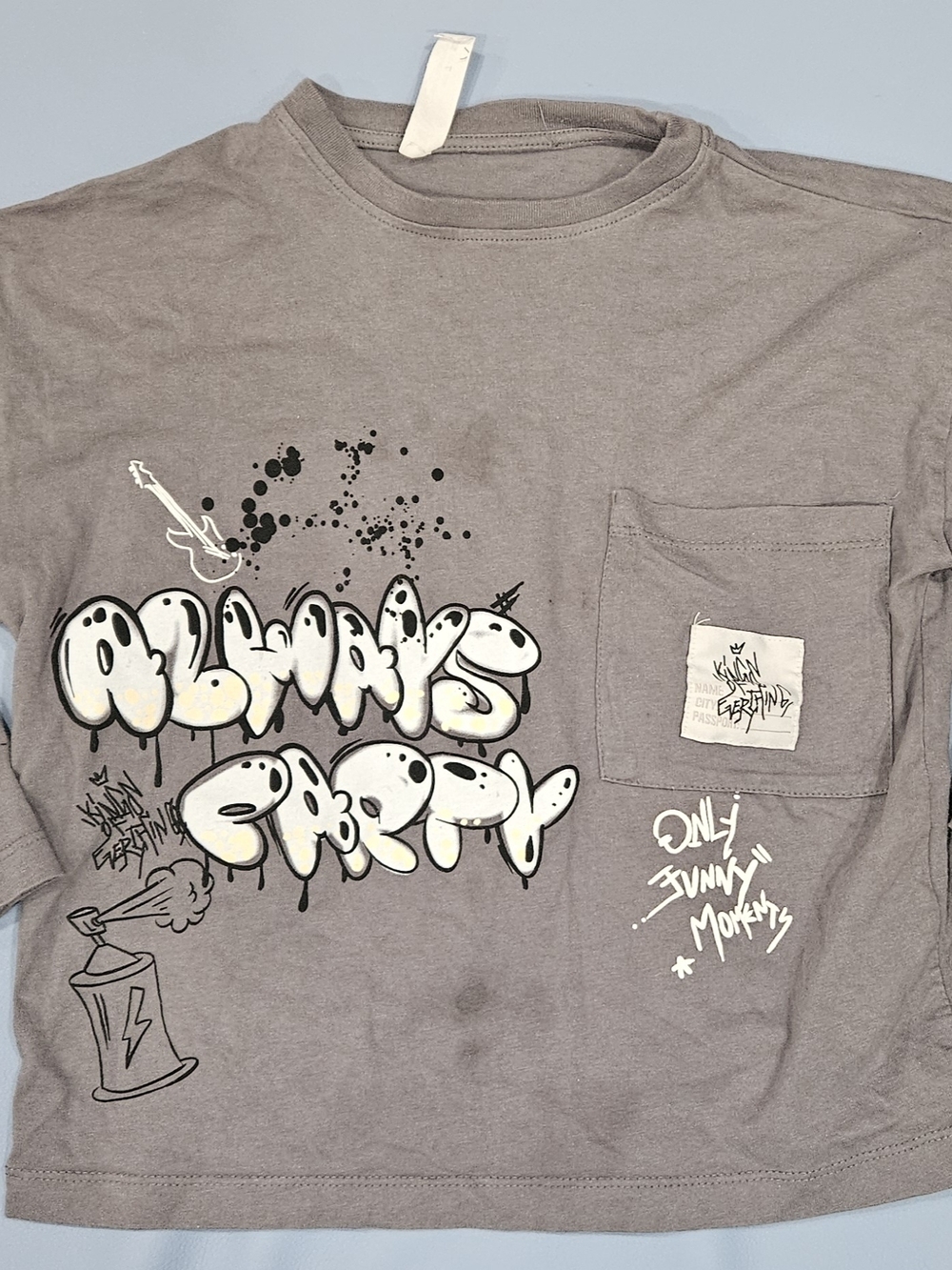 Graphic Pocket Tee with Graffiti Print - Gray Zara
